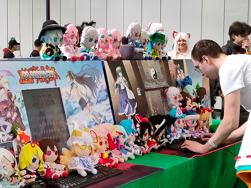 Arcade-Machines, auf denen Dutzenden Fumos sitzen