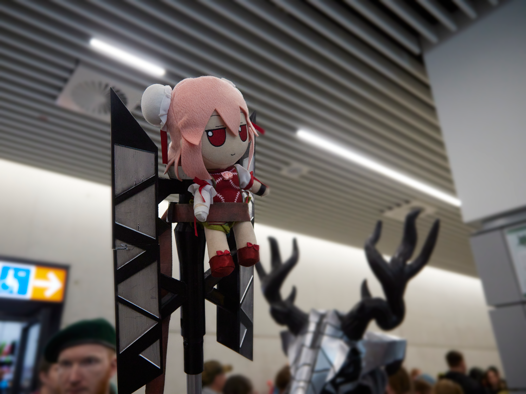 Ein Kasen-Fumo, der am Speer von Patriot (Arknights) befestigt ist und als Standarte dient