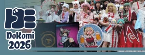 Banner zum Rückblick auf die Dokomi 2026 mit einem Ausschnitt aus einem Gruppenbild von Cosplayern, ein paar Trading Cards und einem Anstecker