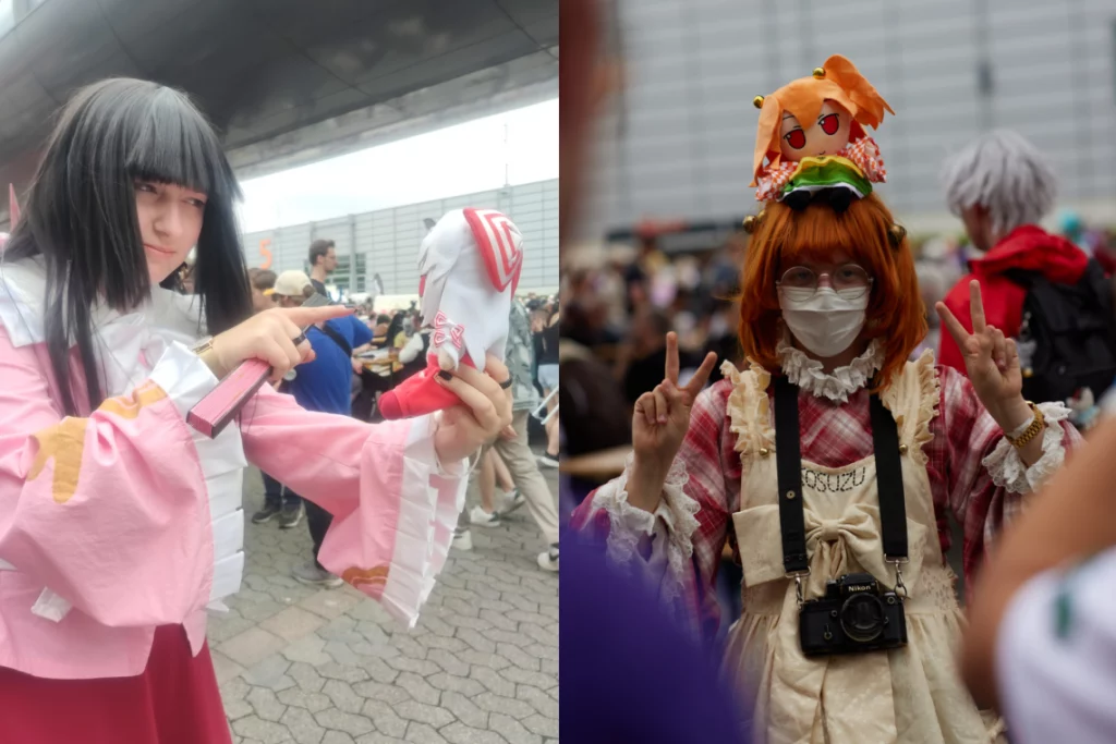 Zwei Fotos von Cosplayern: Kaguya, die drohend auf einen Mokou-Fumo zeigt, und Kosuzu, die eine Kosuzu-Handpuppe auf dem Kopf balanciert