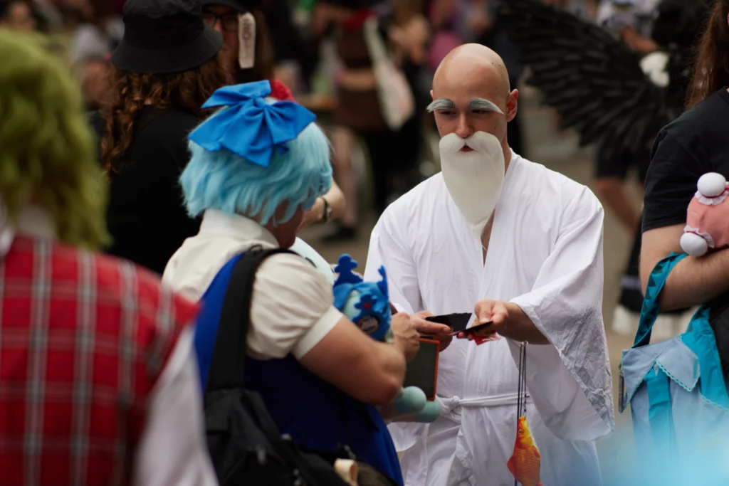 Zwei Cosplayer (Cirno und Unshou der Fischer) tauschen Trading Cards