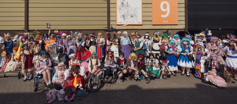Gruppenfoto mit mehreren Dutzend Cosplayern
