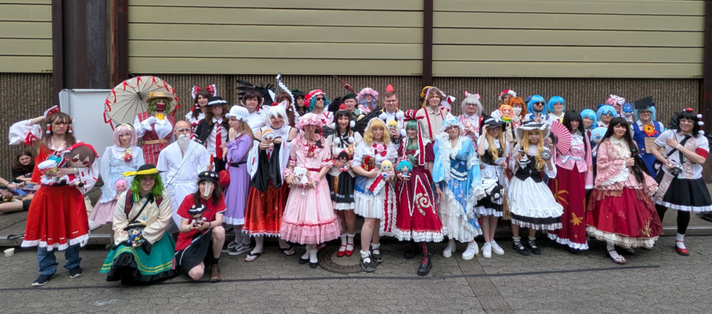Gruppenfoto mit mehreren Dutzend Cosplayern