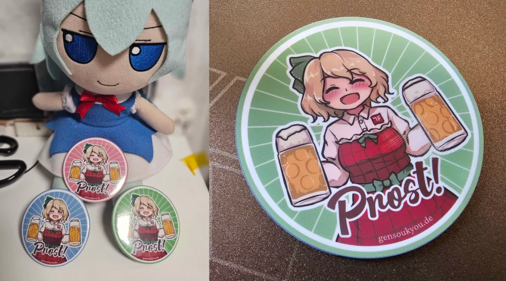 Links: Ein Cirno-Fumo mit drei Pins, die Beerko jeweils mit einem roten, blauen und grünen Hintergrund zeigen. Rechts: Ein Bierdeckel mit demselben Beerko-Motiv auf grünem Hintergrund